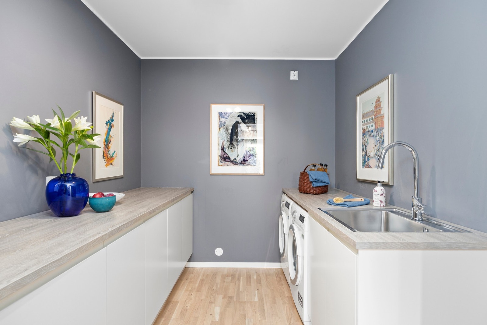 Her har du opplegg for vaskemaskin og tørketrommel under benkeplaten, samt nedfelt utslagsvask. Det er installert waterguard. Galleribilde