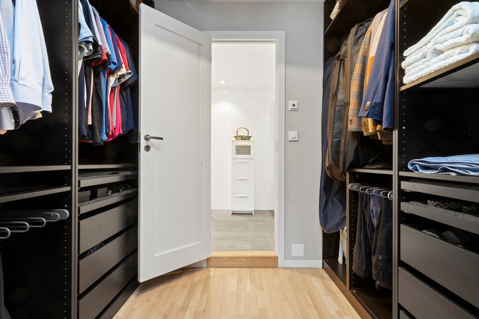 Omkledningsrom med fin og praktisk innredning. Galleribilde