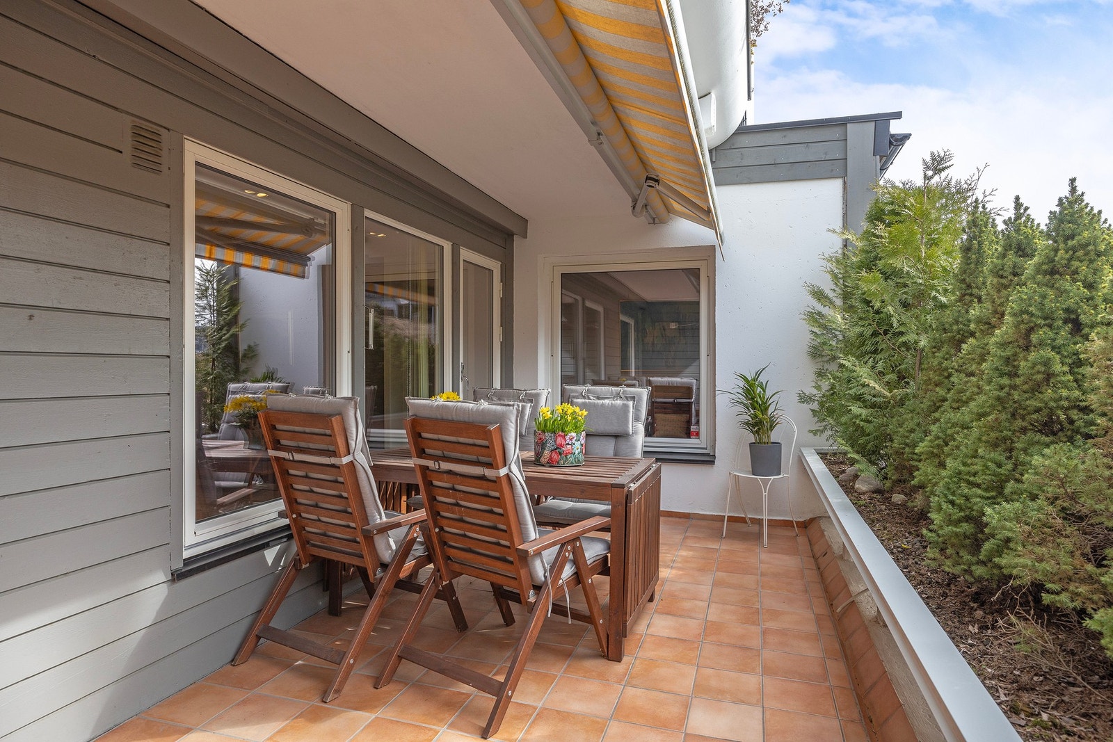 Stor sydvendt terrasse oppmålt til 14 kvm. Det er montert stikkontakt på terrassen. Galleribilde