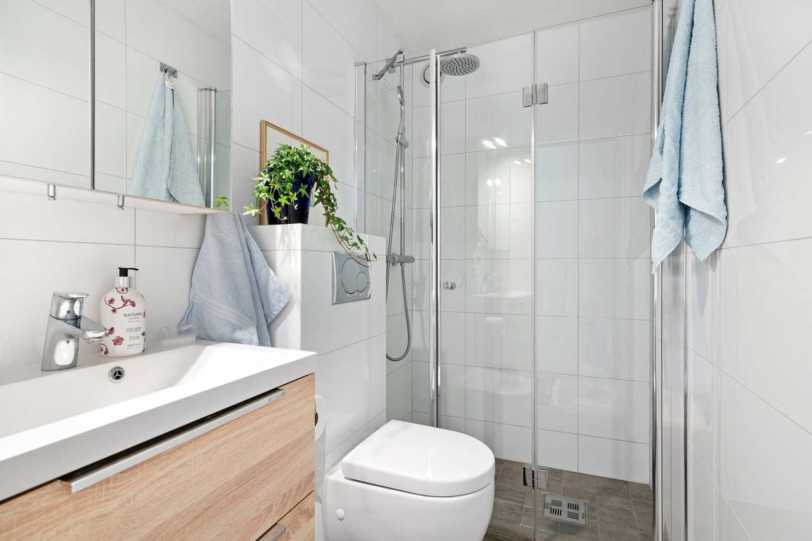 Pent flislagt baderom med gulvvarme, adkomst fra entré. Badet ble oppgradert i 2014. Galleribilde