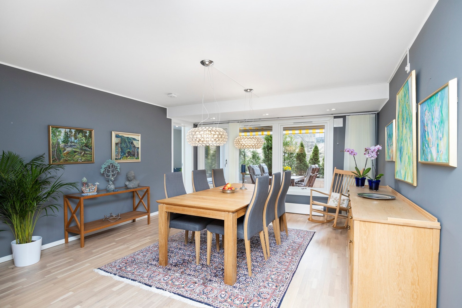 I samme rom som kjøkkenet er det en stor spisestue med god plass til langbord. Inviter hele familien eller venner til bords. Spisestuen ender i en stor vindusflate. Galleribilde