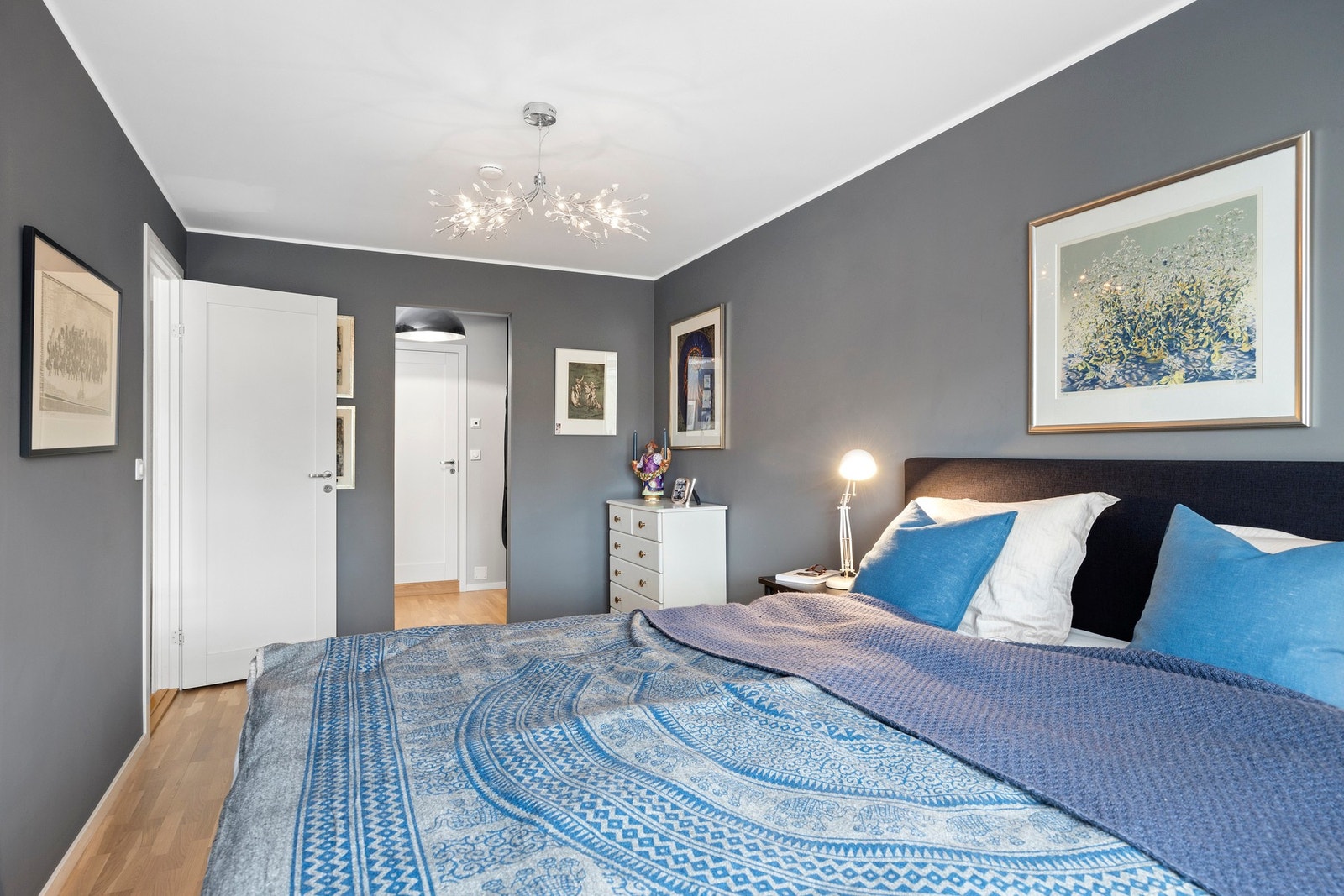 En-suite løsning med adkomst til eget omkledningsrom og bad. Galleribilde