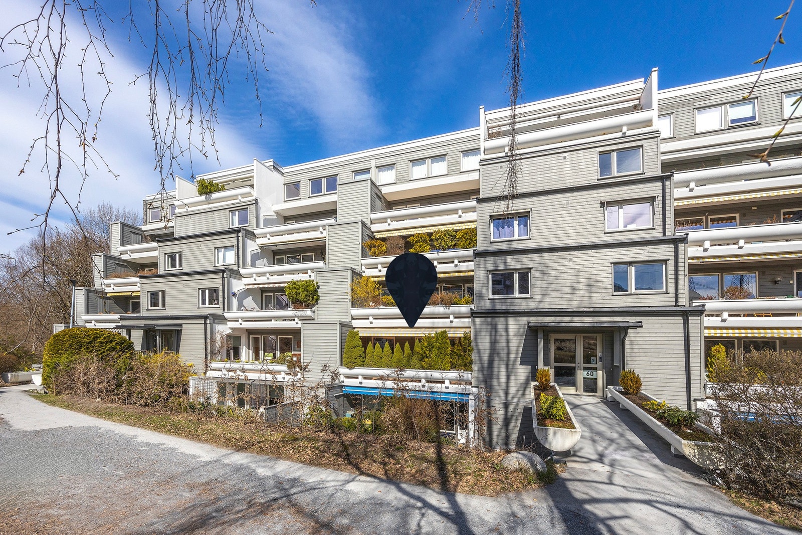 Leiligheten har enkel trappefri adkomst (med en leilighet under seg). Galleribilde