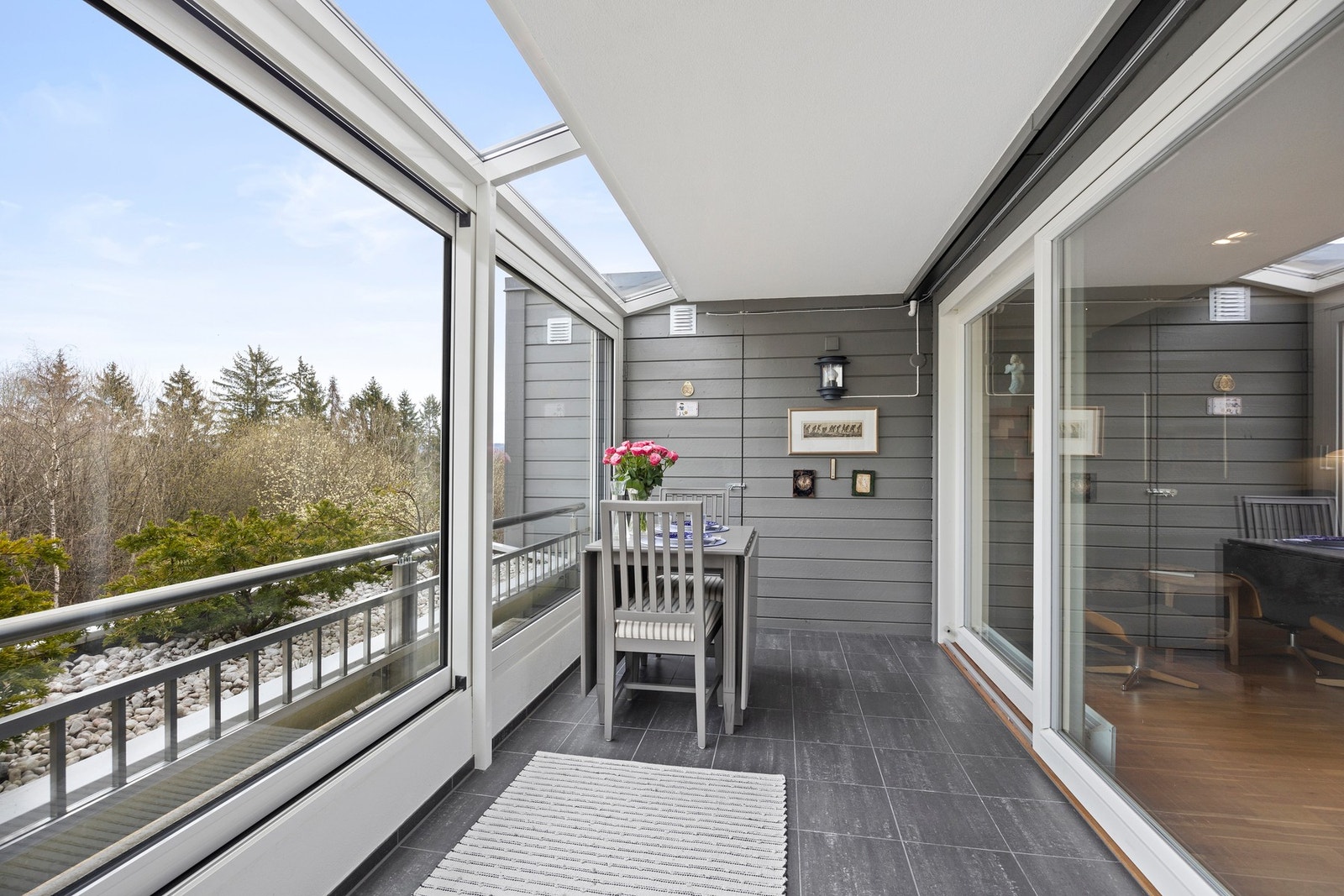 Glasset kan enkelt skyves til side og åpnes. Det er også adkomst til en utvendig bod. Galleribilde