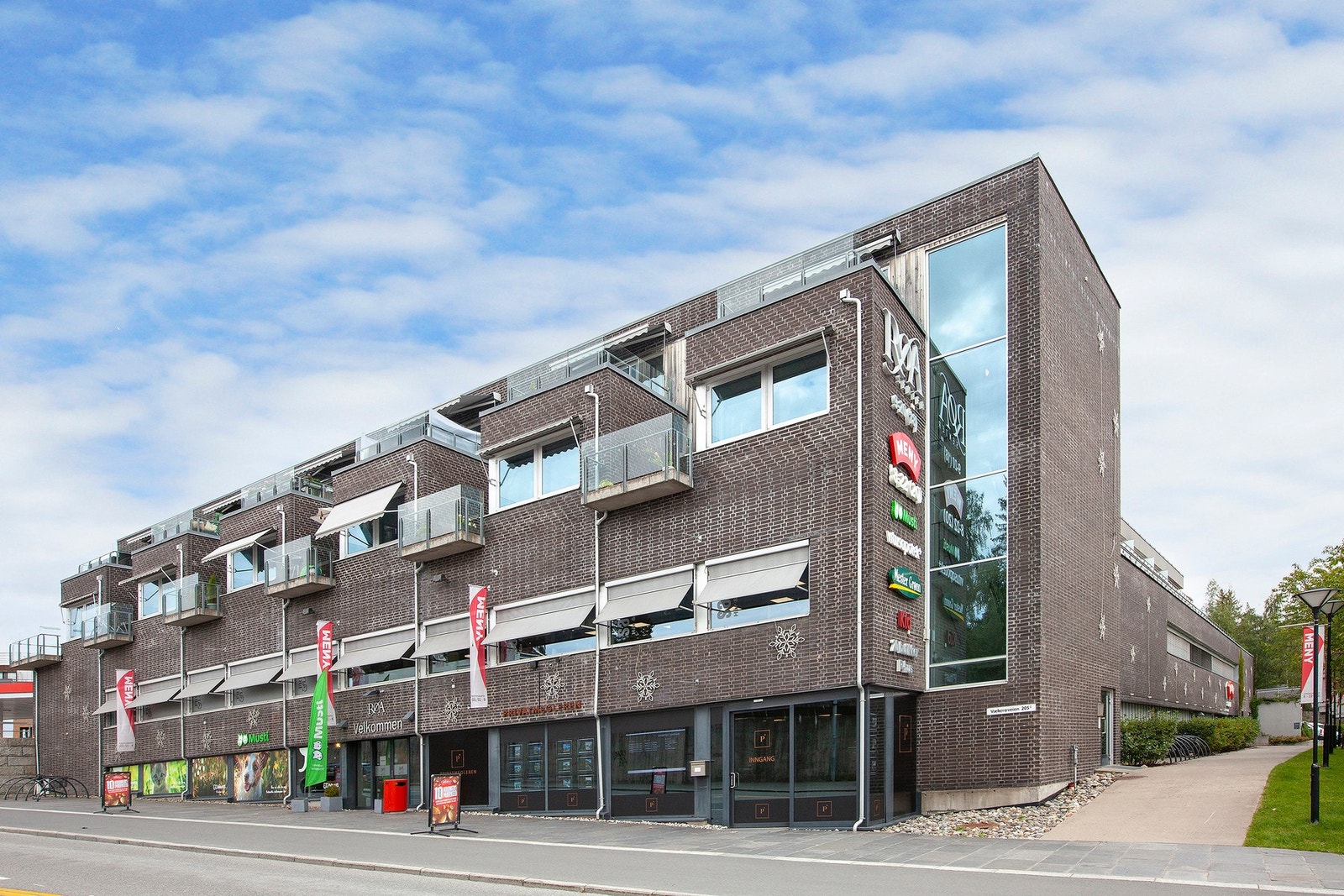 Røa Senter har et bredt utvalg av butikker med Meny, Baker Hansen, sportsforretning, apotek m.m. Galleribilde