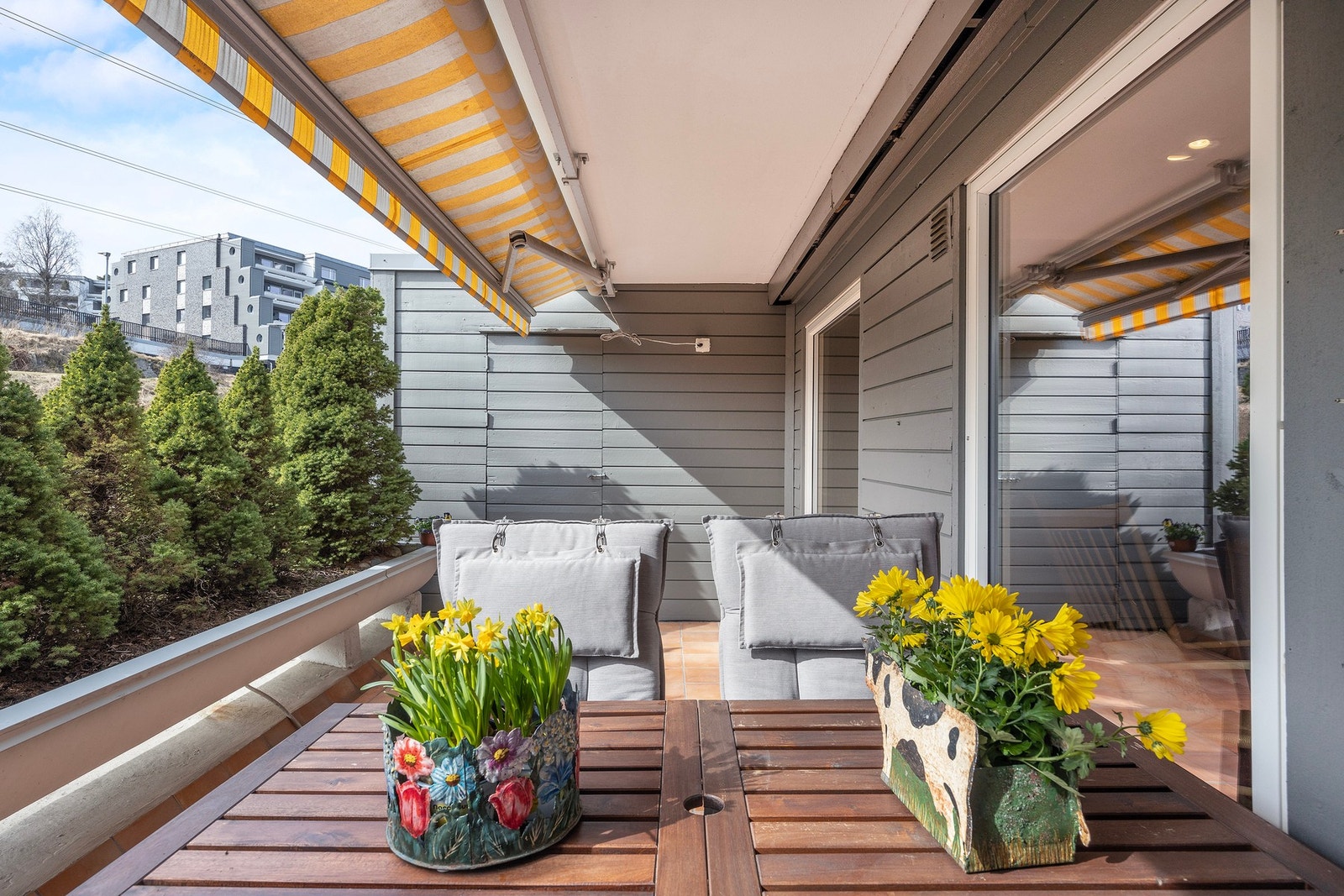 Terrassen er utstyrt med elektrisk markise som skjermer godt for solen. Galleribilde