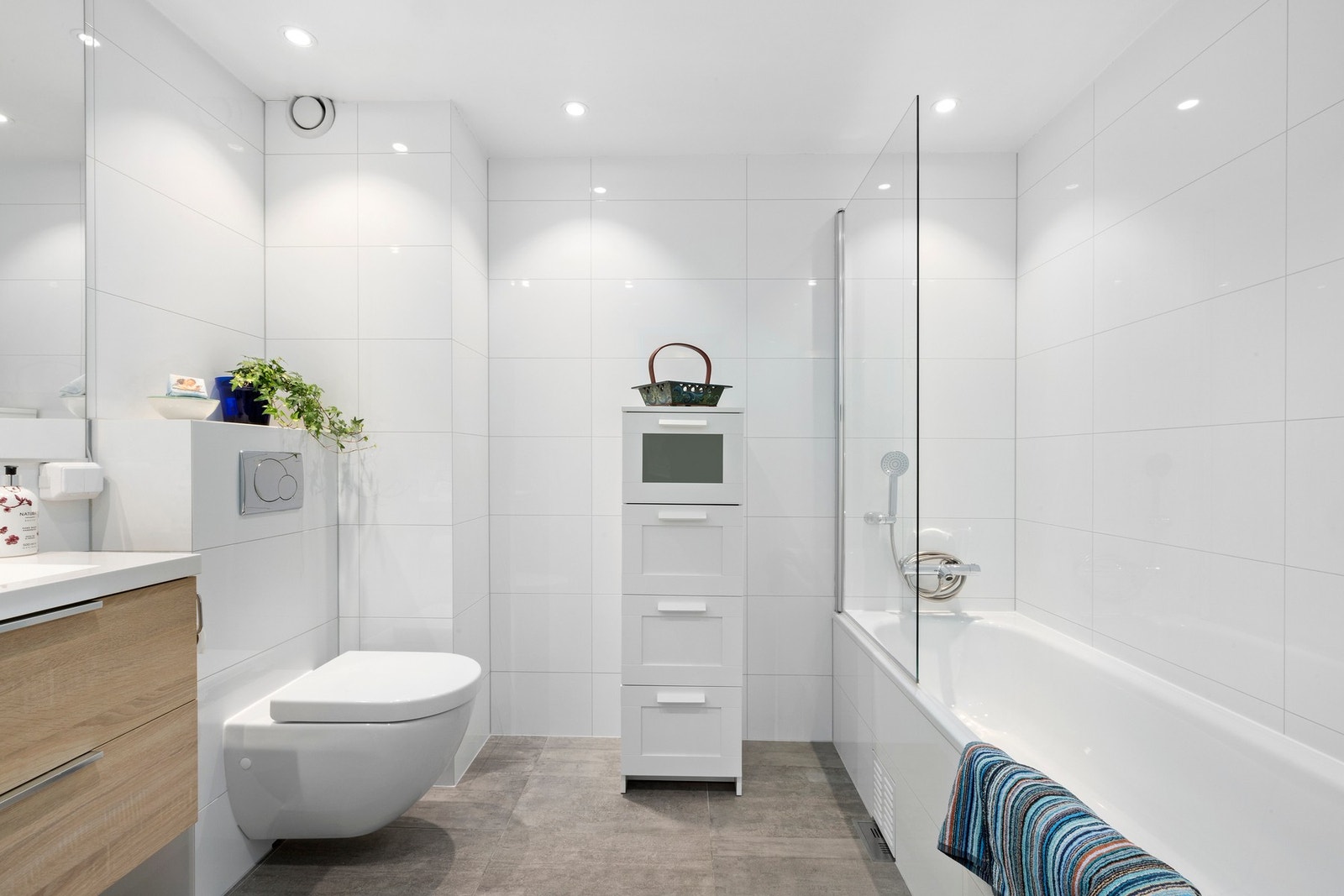 Pent flislagt baderom med gulvvarme. Baderommet ble oppgradert i 2014. Galleribilde