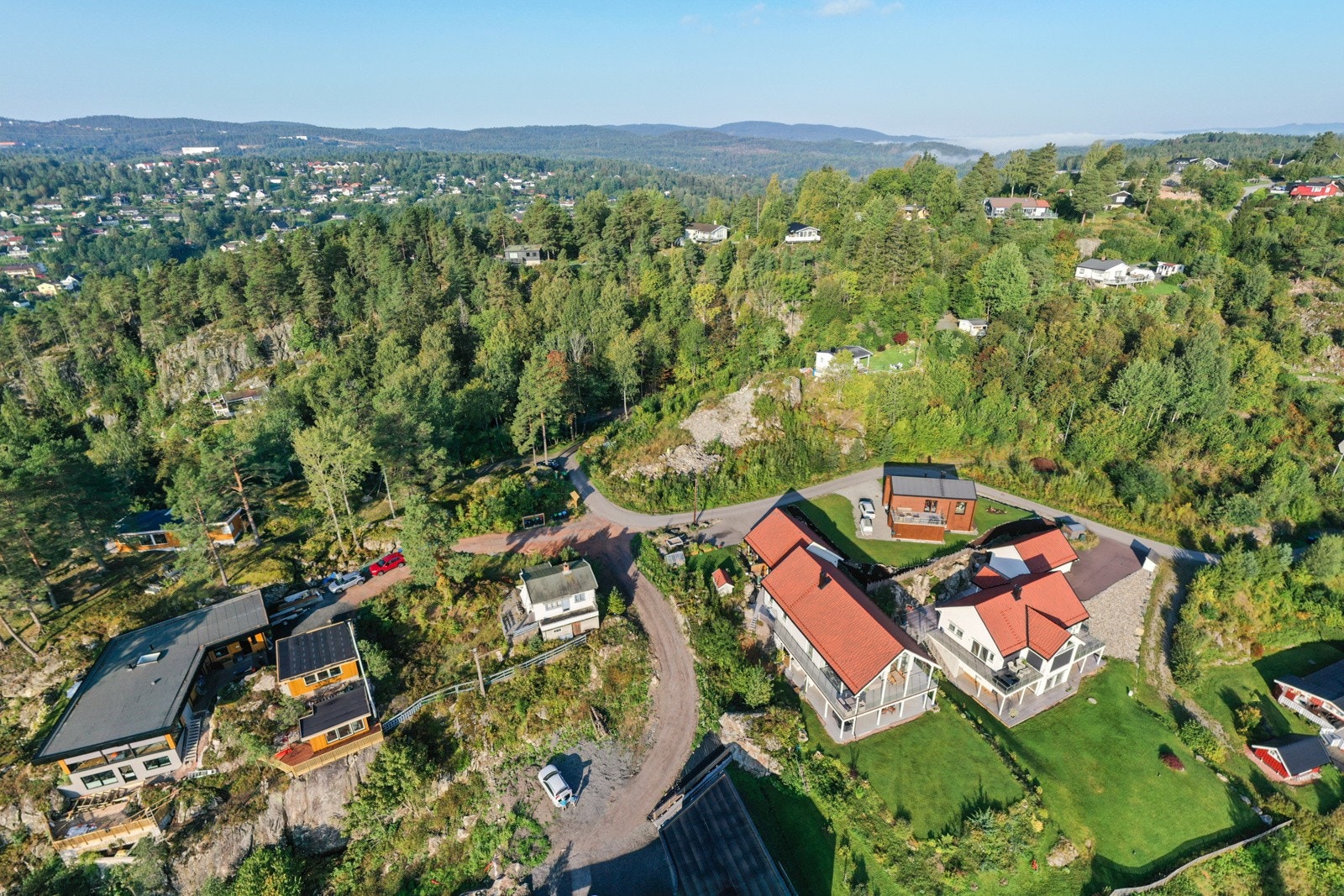 Beliggende i boligfelt med nyere og eldre boliger. Galleribilde