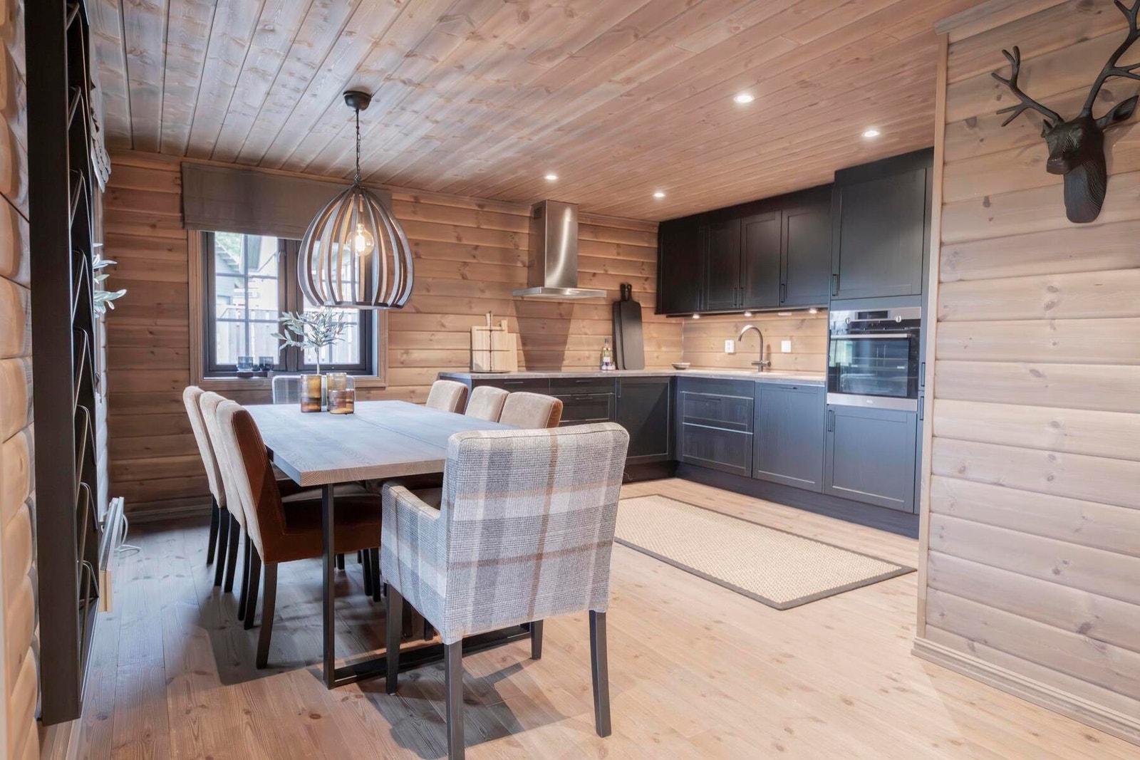 Stue/ spisetue. Foto fra visningshytte Rondablikk 100 på Hellerudsletta Galleribilde