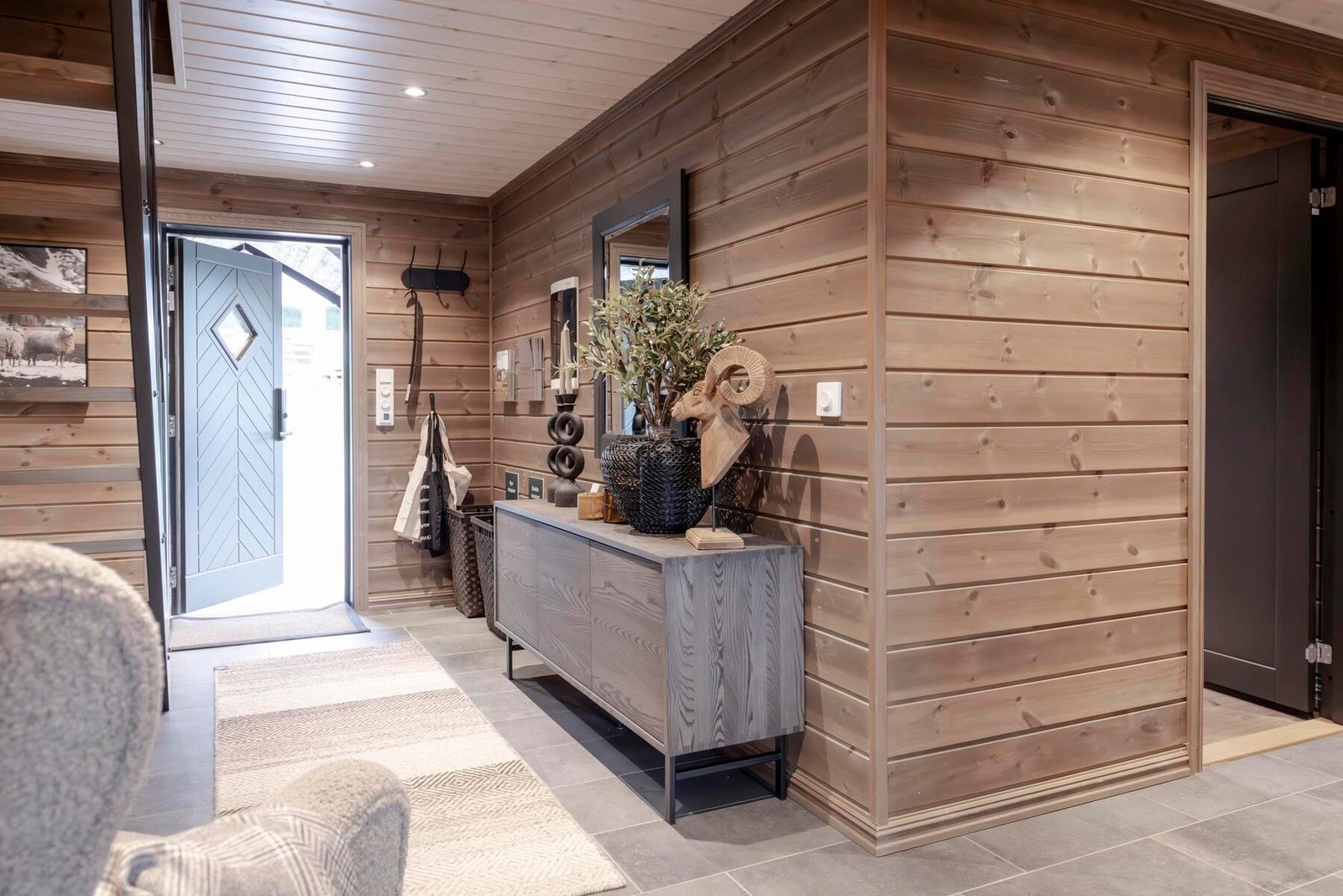 Praktisk og innbydende entré. Foto fra visningshytte Rondablikk 100 på Hellerudsletta Galleribilde