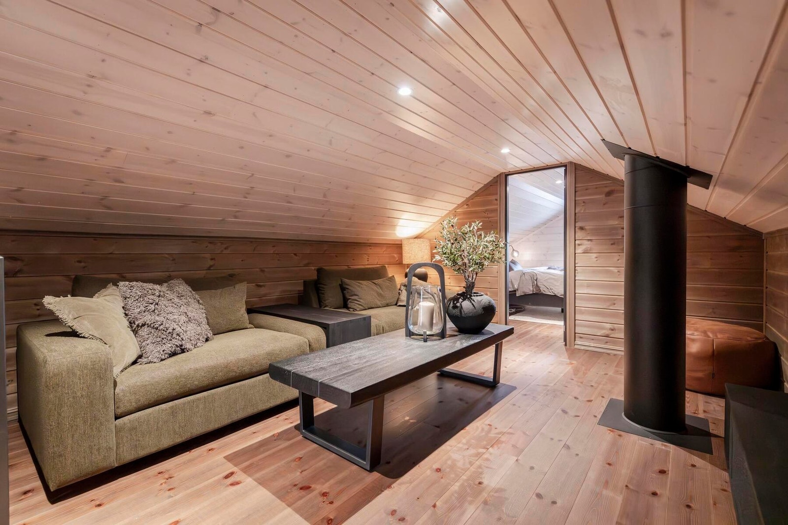 Hemsen har 3 gode rom, som gir ekstra plass til familie og venner. Foto fra visningshytte Rondablikk 100 på Hellerudsletta Galleribilde