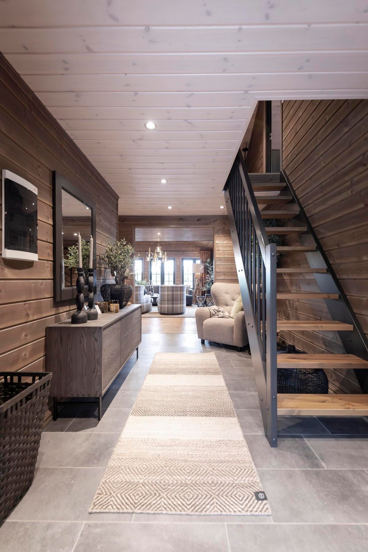 Fra entreen er det god trapp opp til hemsen. Foto fra visningshytte Rondablikk 100 på Hellerudsletta Galleribilde