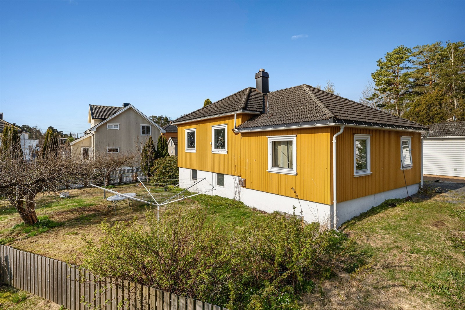 Eiendommen ligger i et meget populært boligområde, mye på grunn av den sentrale beliggenheten rett syd for sentrum og Indre Havn Galleribilde