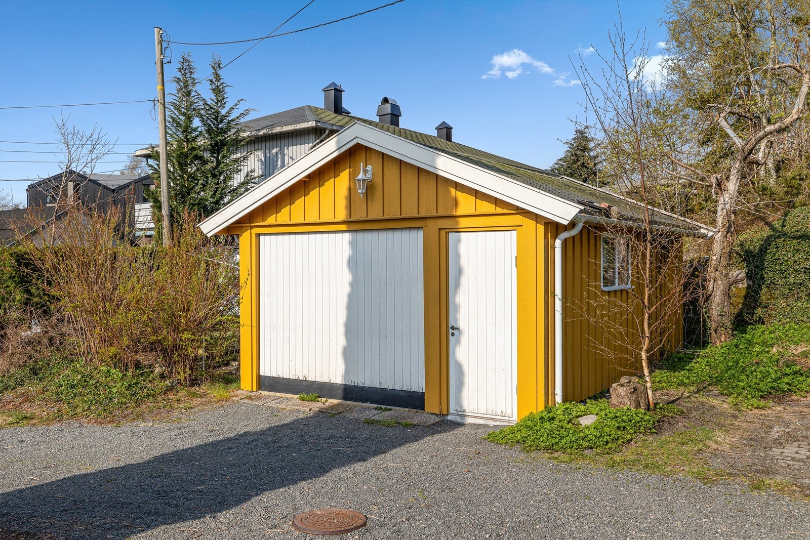 Hjertnesskogen ligger i enden av boligområdet og har stier og turveier som leder til bl.a. praktfulle utsiktspunkter. Kort vei til dagligvarebutikk (Kiwi) og TEAM treningssenter Galleribilde