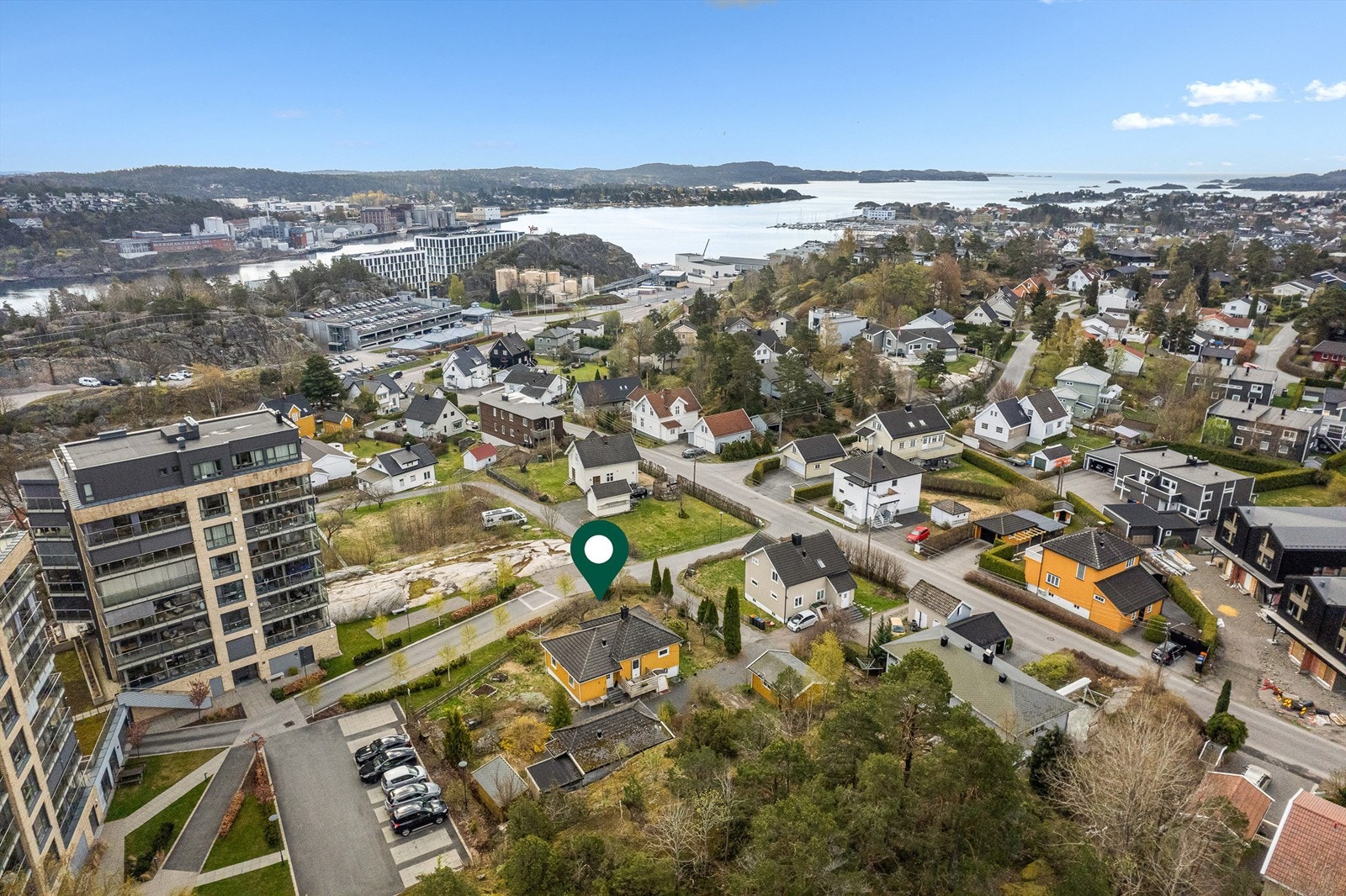 Lystad er et veletablert boligområde og det er gang- og sykkelsti inn til sentrum, samt gode bussforbindelser. Inn til sentrum er det omkring 3 kilometer. Videre har man gangavstand til sjø og flotte bademuligheter på populære Granholmen Galleribilde