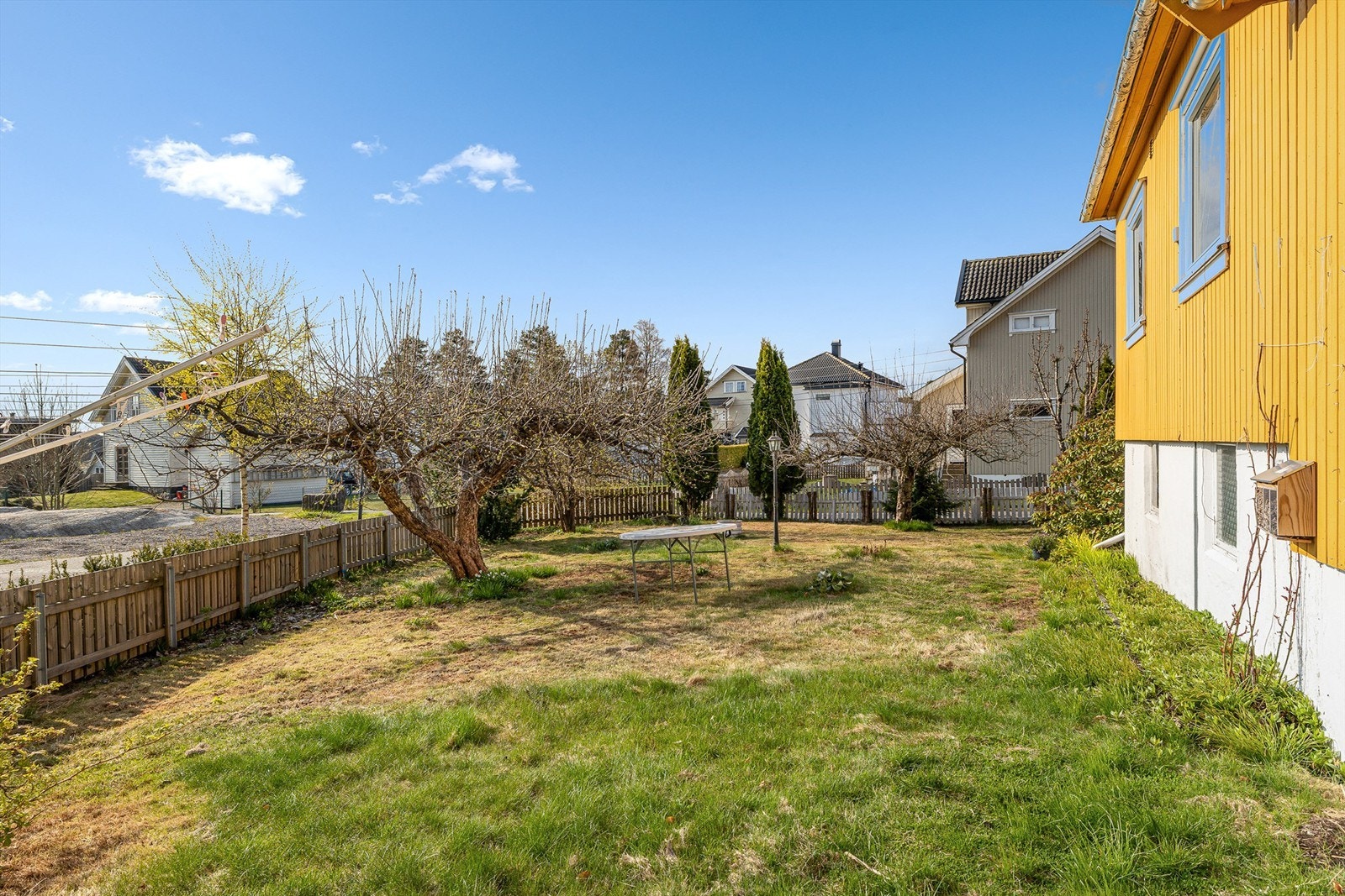 Tomten har mange fine uteplasser og kan beskrives som særdeles barnevennlig med mulighet for lek og moro hele året Galleribilde