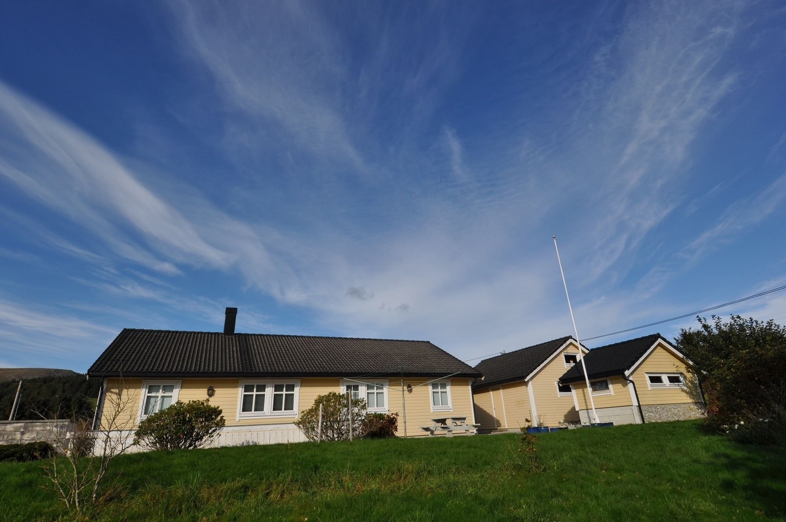 En flott eiendom på en frodig tomt på hele 1,3 mål. Galleribilde