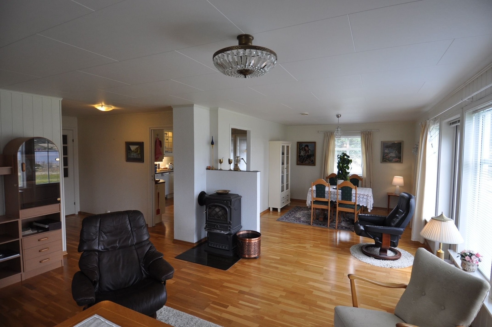 Stuen er av god størrelse. Den klassiske peisen kommer godt med på kalde høstkvelder. Galleribilde