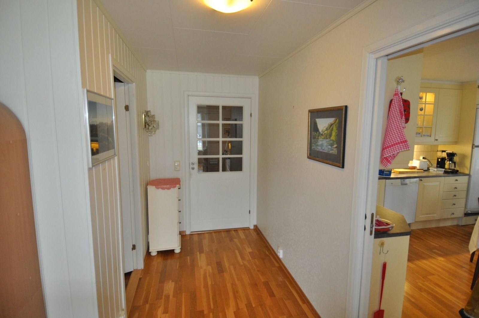Skyvedør mot kjøkkenet til høyre og dør mot gangen sees i front. Dør til innvendig bod til venstre i bildet. Galleribilde