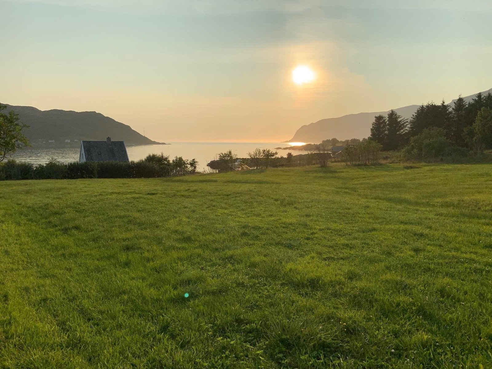 Den store hagen inviterer til ballspill, badminton eller piknik for å sjå sola gå ned i havet og fullmånen som stig over land. Galleribilde