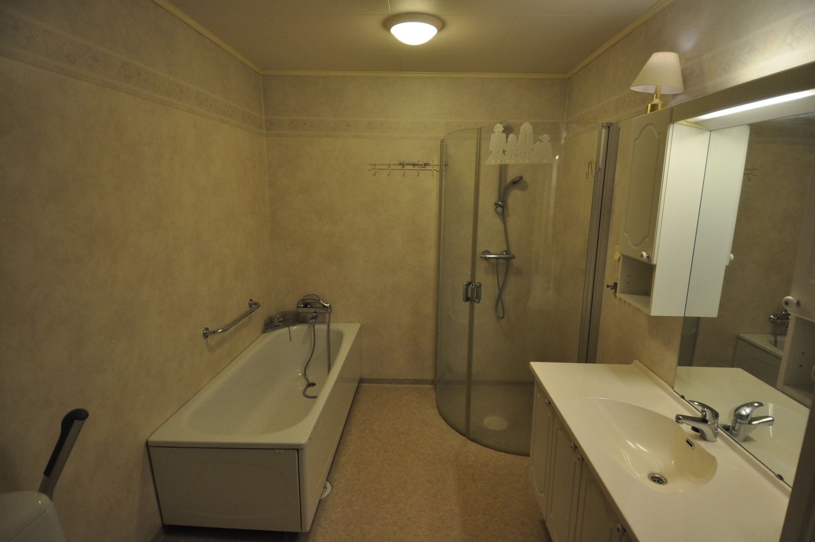 Boligen har to baderom, dette er det største og har badekar og dusjkabinett. Galleribilde