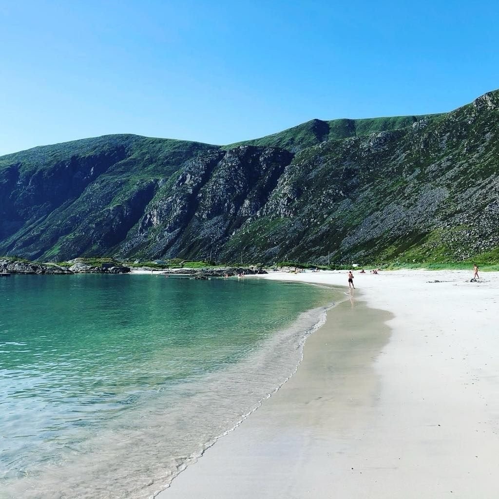 Sandstranden på Grotle er et eldorado enten du liker vannsport eller en avslappende dag i solen med en god bok. Galleribilde