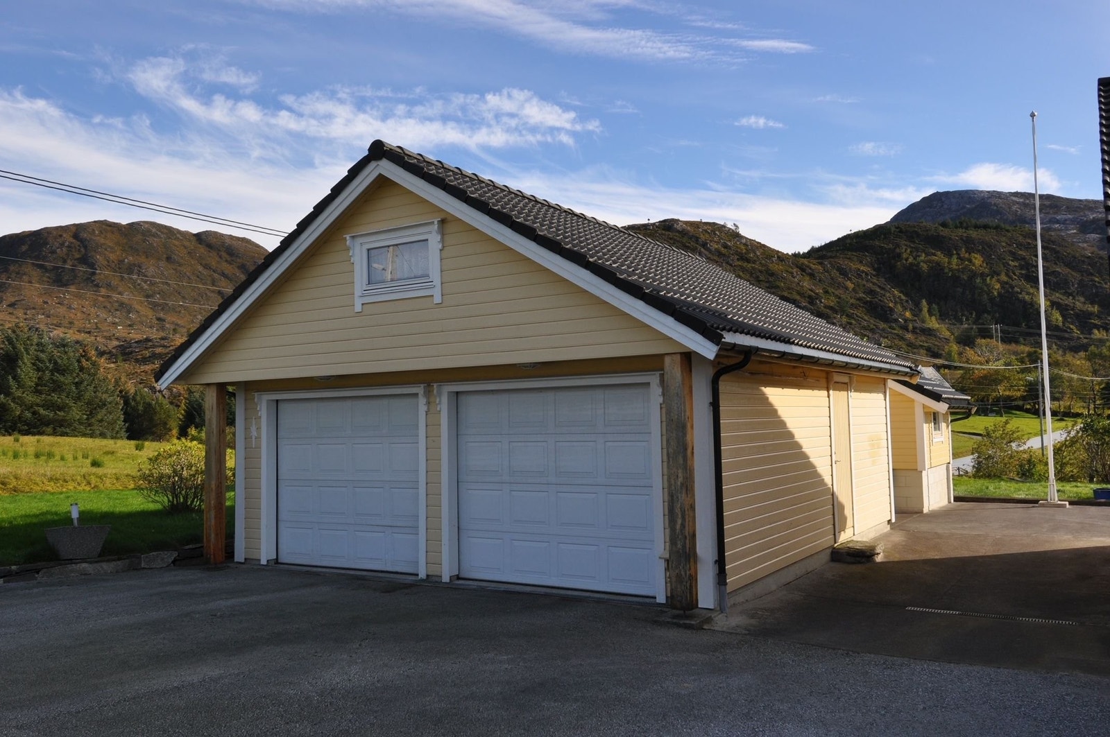 Boligen kan skilte med dobbel garasje og god plass til parkering i eget gårdsrom. Galleribilde