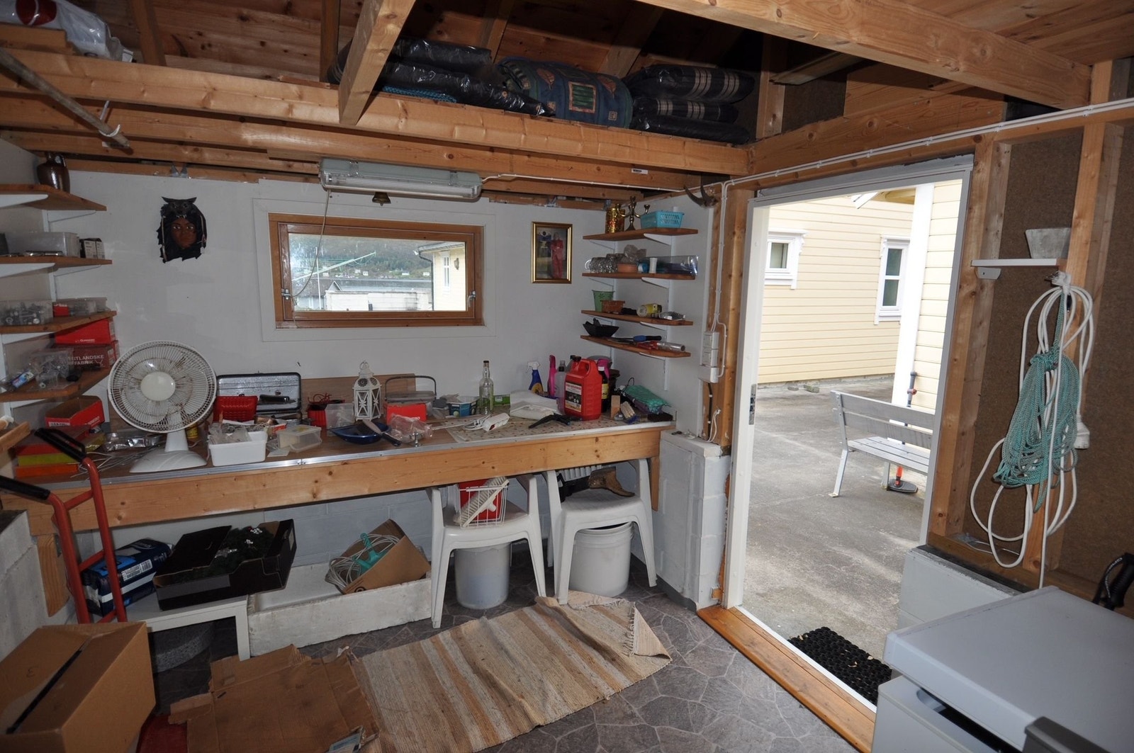 Innsiden av uthuset. Romslige 11 kvadratmeter med plass til verktøy og mye annet. Galleribilde