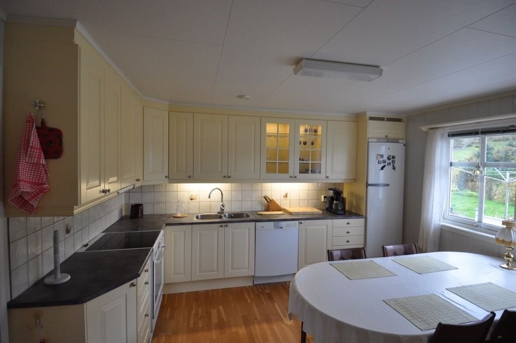 Kjøkkenet er lyst og fint med romslige løsninger. Her vil kokken trives! Galleribilde