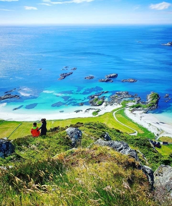 Fra Grotlesanden kan du gå en times tid opp til Veten. Om ikke den bratte turen opp tar pusten fra deg, gjør i hvert fall utsikten på toppen det! Galleribilde