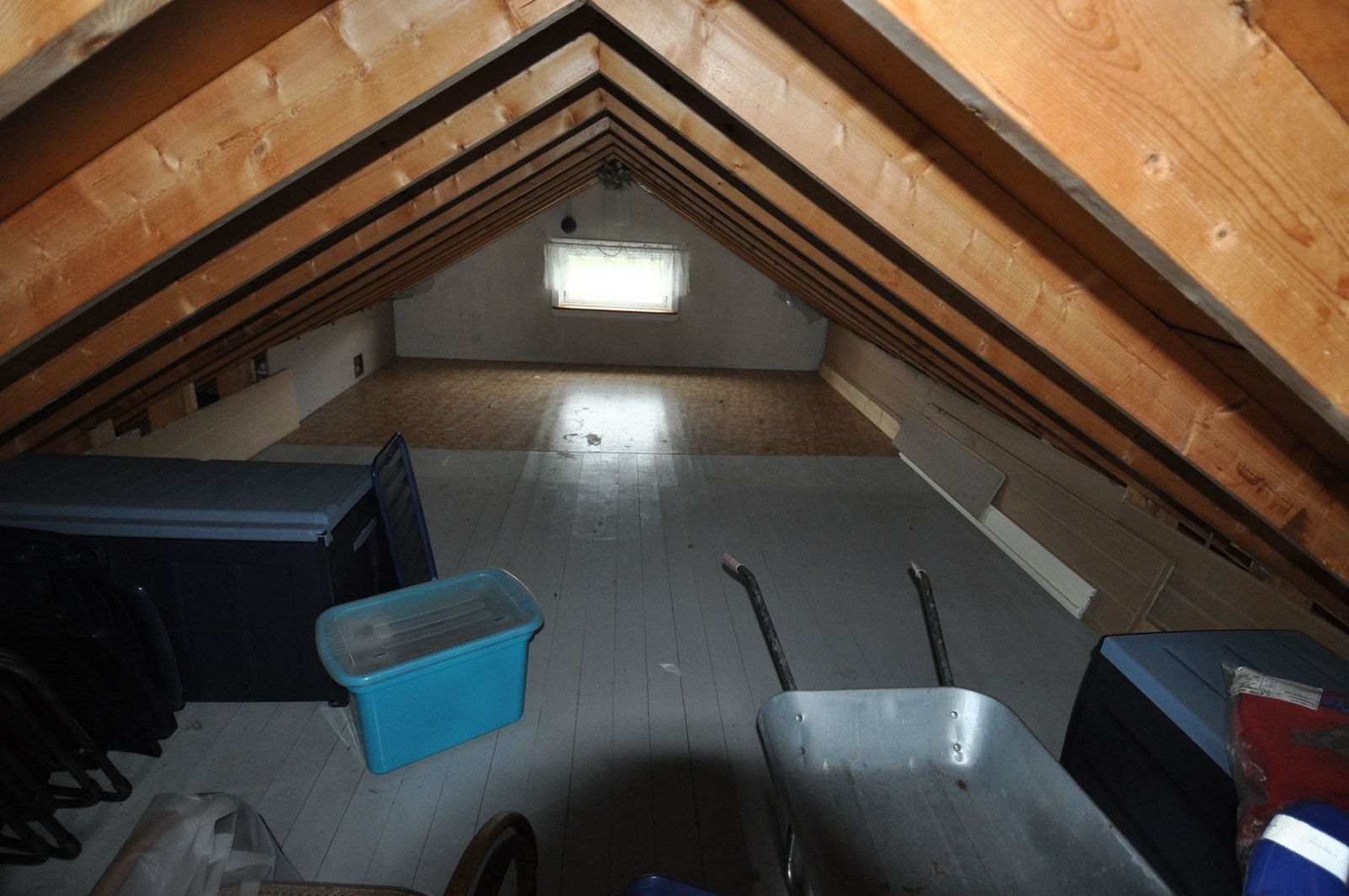 Over garasjen finner vi et sjarmerende krypinn med 47 kvm gulvareal. Takhøyde ca. 1,70 meter på det høyeste. Galleribilde