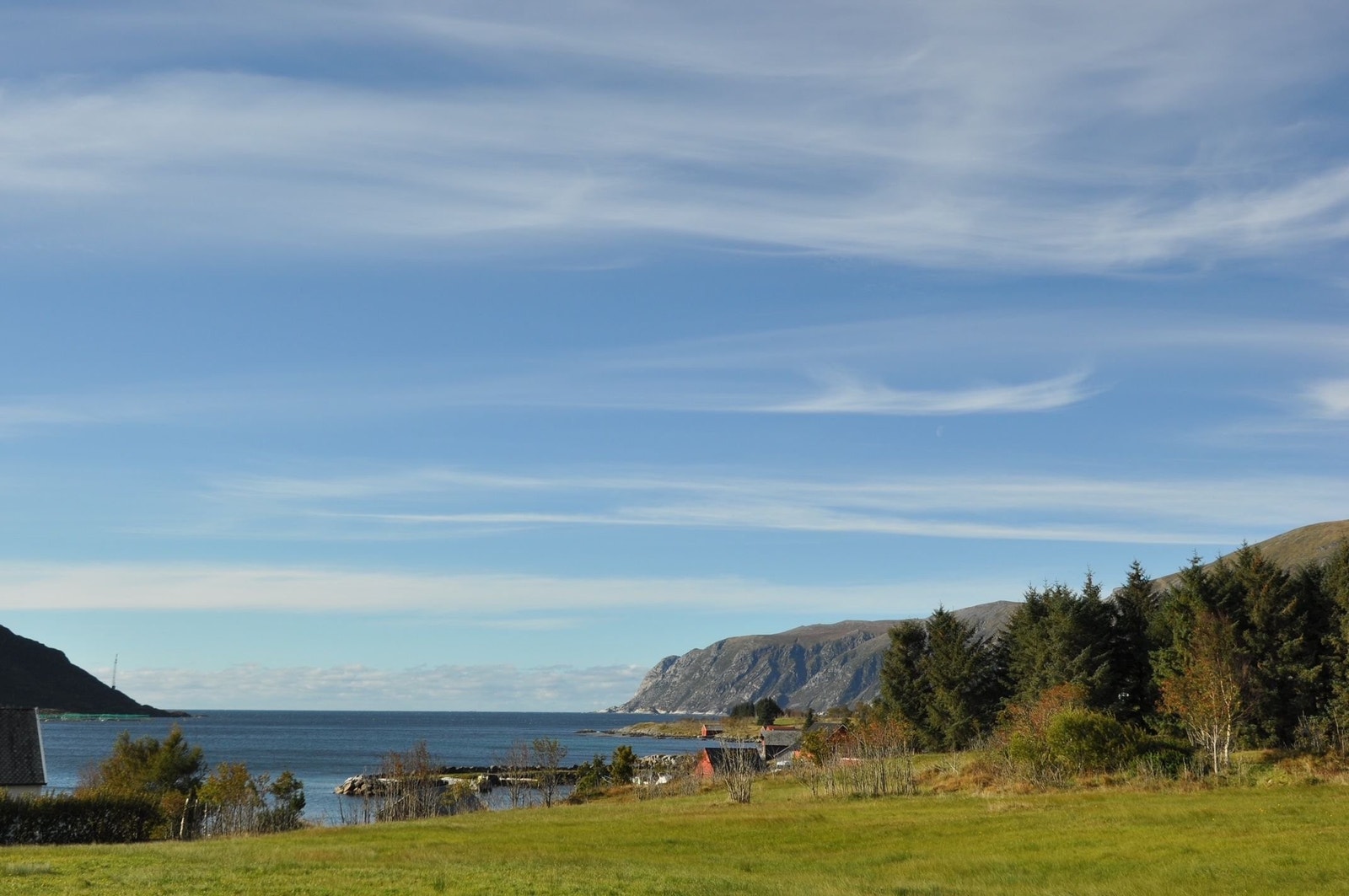 Boligen har eminent utsikt i alle retninger, her mot Grotle. Galleribilde