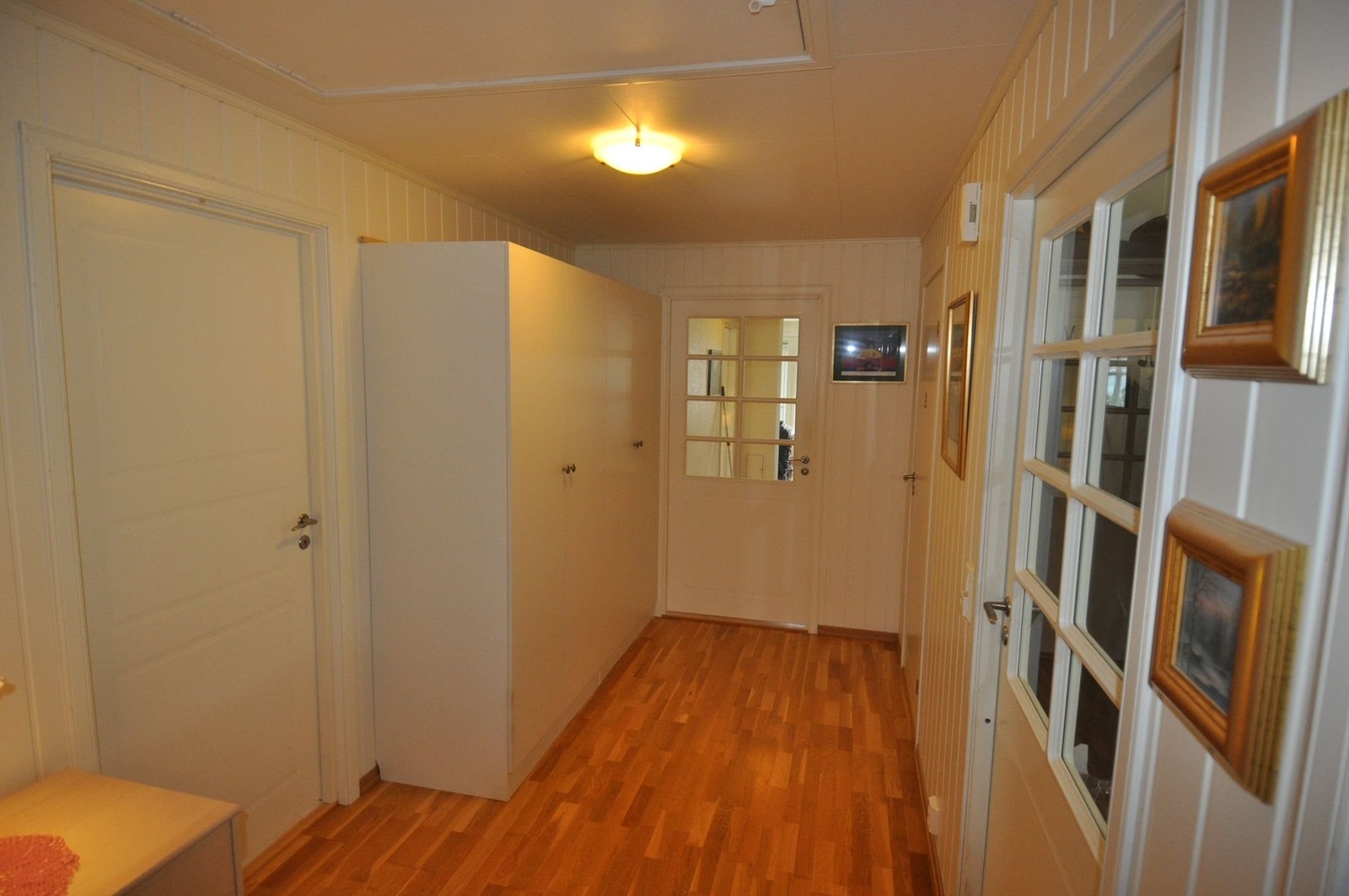 Romslig gang som leder inn mot stuen. Galleribilde