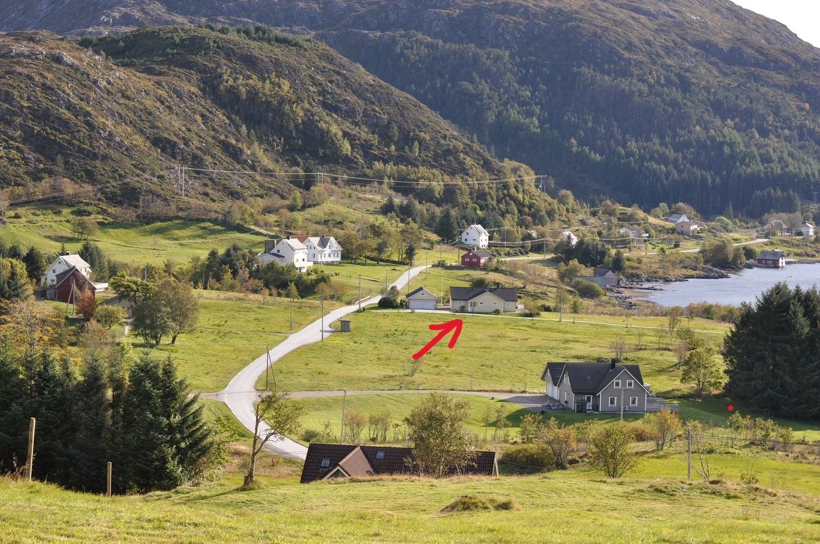 Oversiktsbilde Eikeset/Ryland. Huset er markert med rød pil. Galleribilde