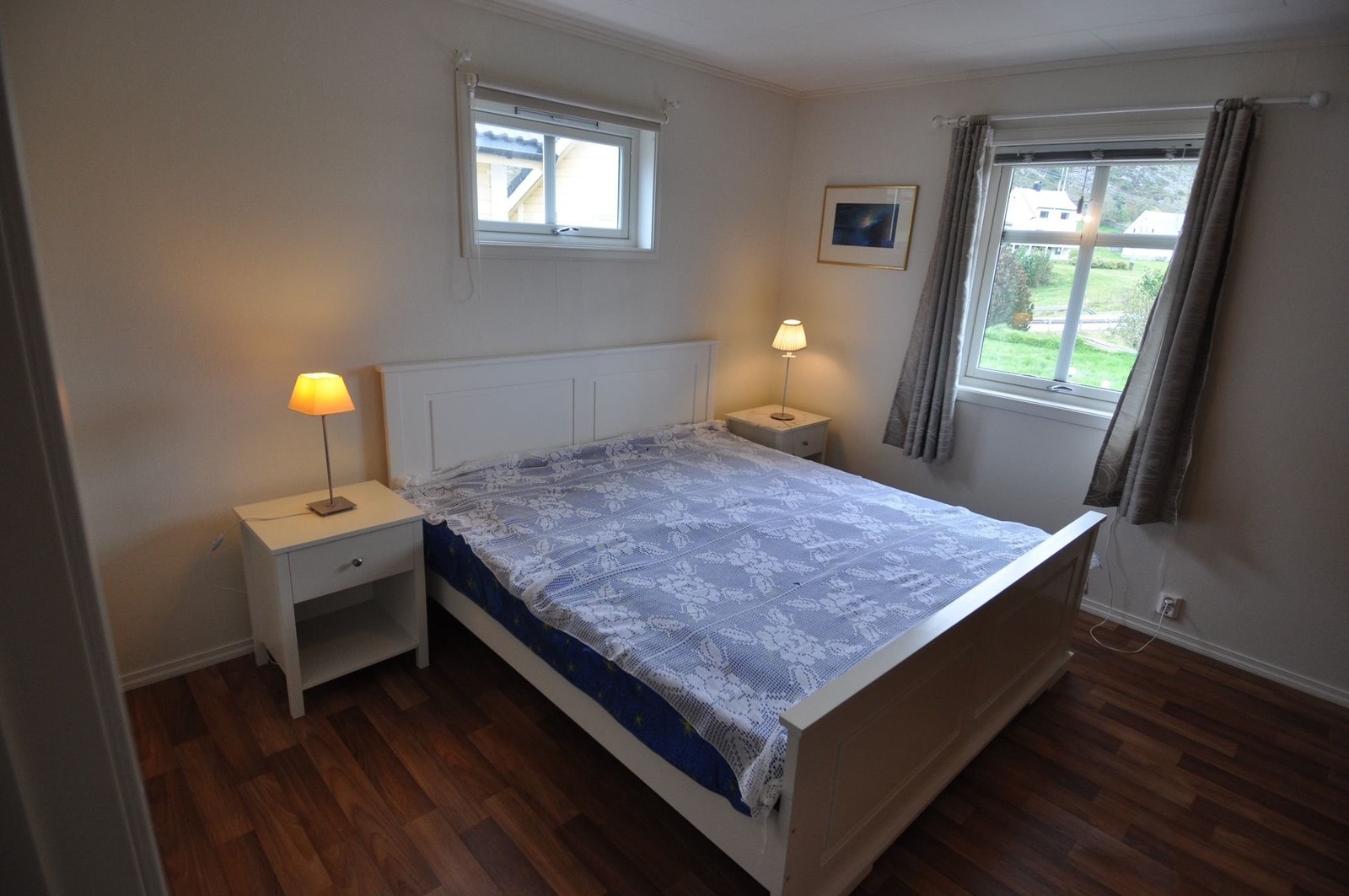 Soverom 2. Dette rommet har en romslig skyvedørsgarderobe langs den ene veggen. Galleribilde