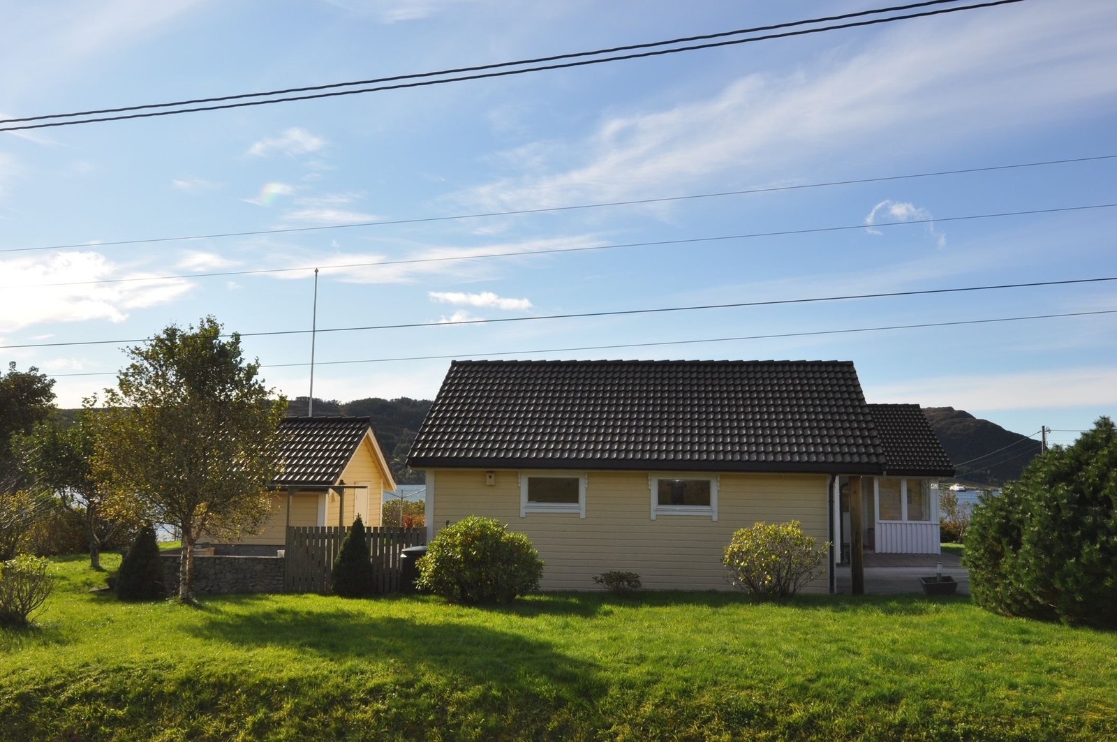 Hagen er stor og velstelt og kan blant annet friste med epletre. Bilde tatt fra hovedvei. Galleribilde