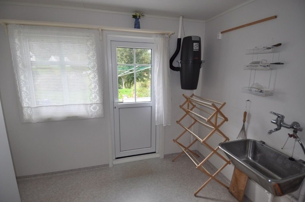 Direkte utgang til sørsiden av hagen. Når ungene kommer skitne og våte hjem fra barnehagen er dette en praktisk inngang å bruke. Galleribilde