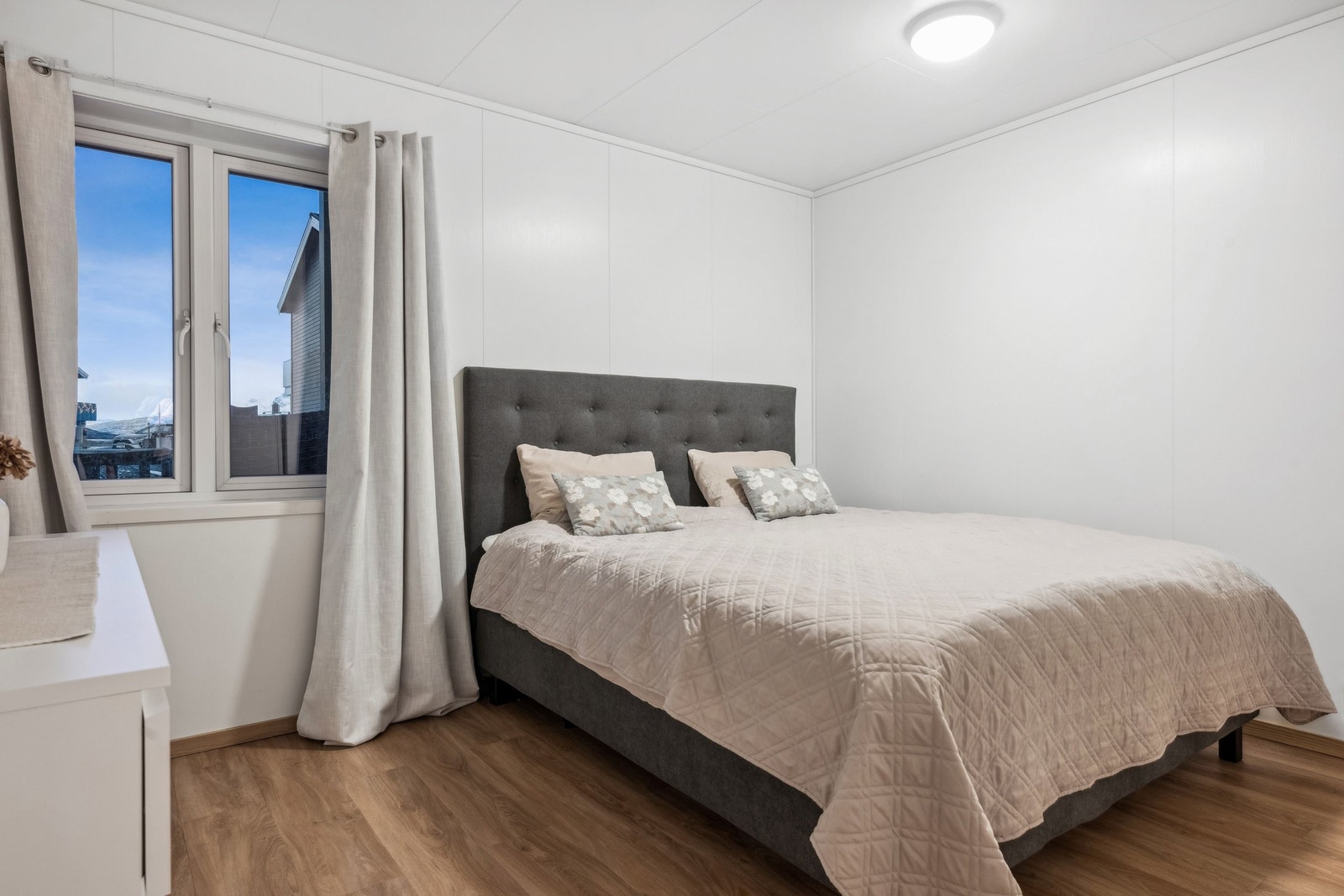 Lyst og stort hovedsoverom. Galleribilde