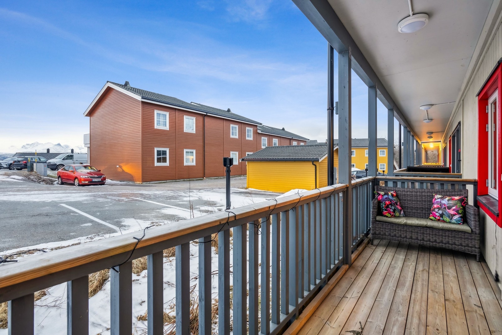 Balkong på forsiden med morgensol. Galleribilde