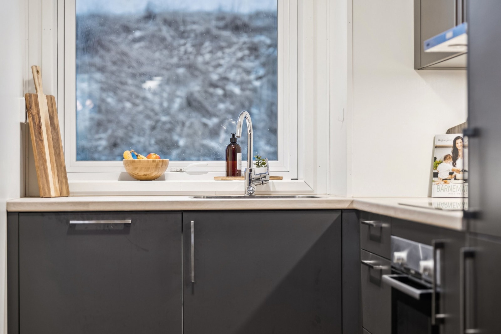 Moderne kjøkken med hvitevarer fra Bosch - kombi-kjøleskap, oppvaskmaskin og induksjonstopp. Galleribilde