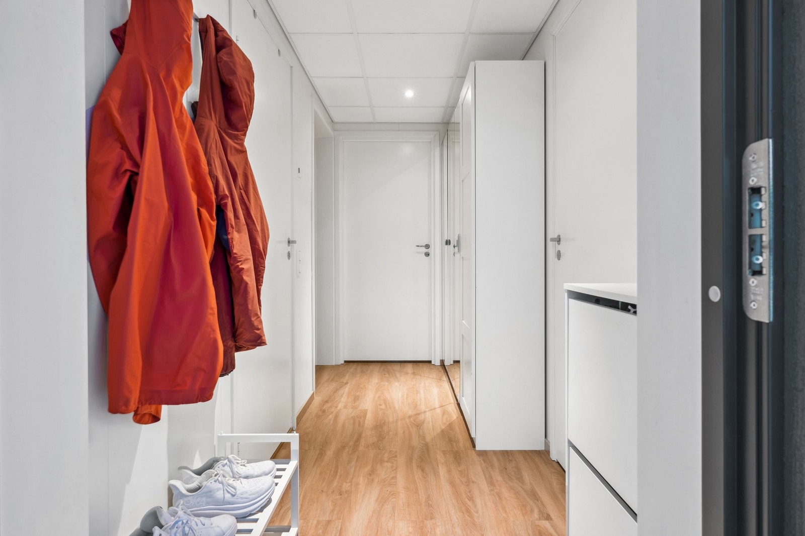 I gangen er det et stort garderobeskap med speil på dører. Innvendig er det delt inn i flere seksjoner. Galleribilde