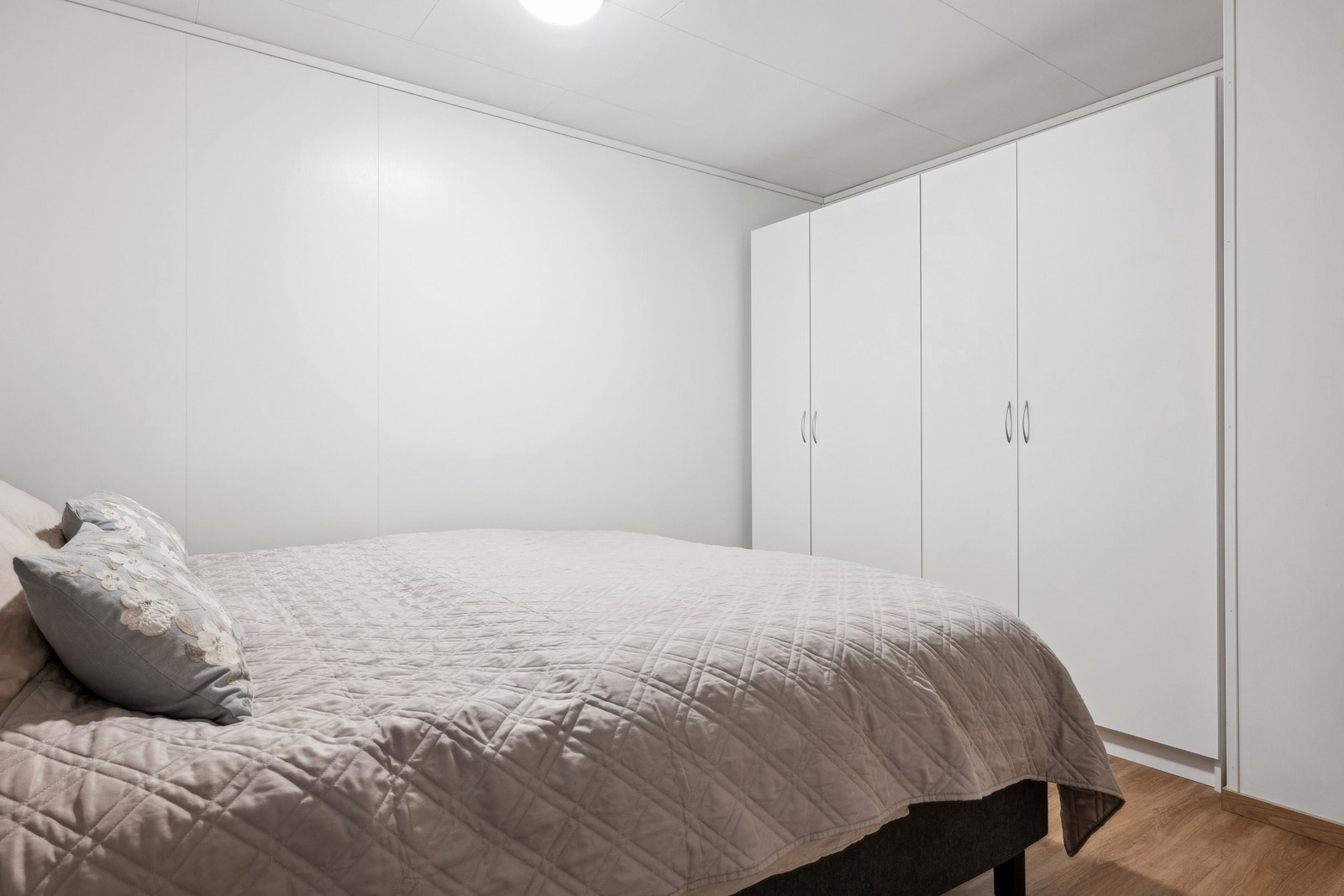 To doble innfelte garderobeskap. Galleribilde