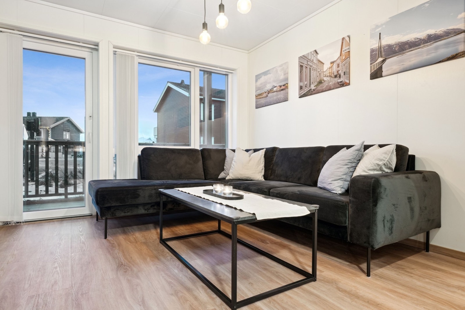 I stua er det store vinduer og balkongdør av glass, så her er det enkelt å slippe inn dagslyset! Galleribilde