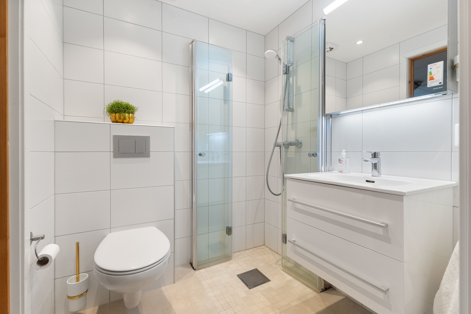 Flislagt gulv med elektriske varmekabler. Galleribilde