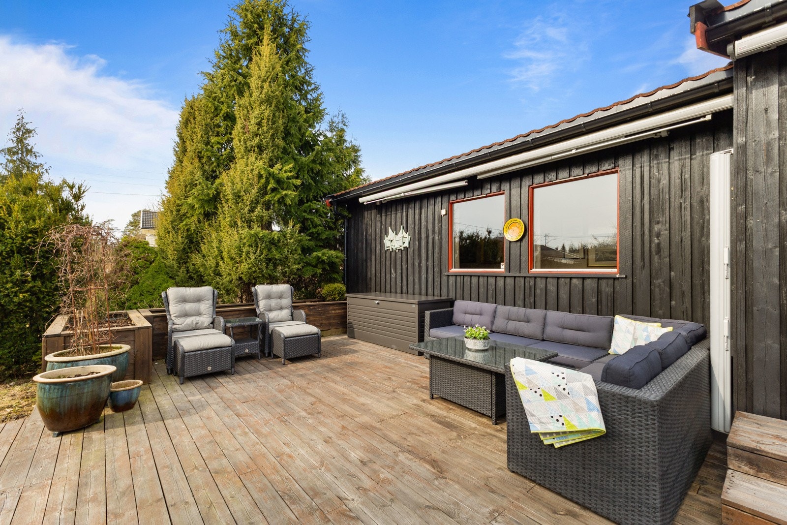 Innbydende treplatting på ca. 49 kvm som vender mot sør. Galleribilde