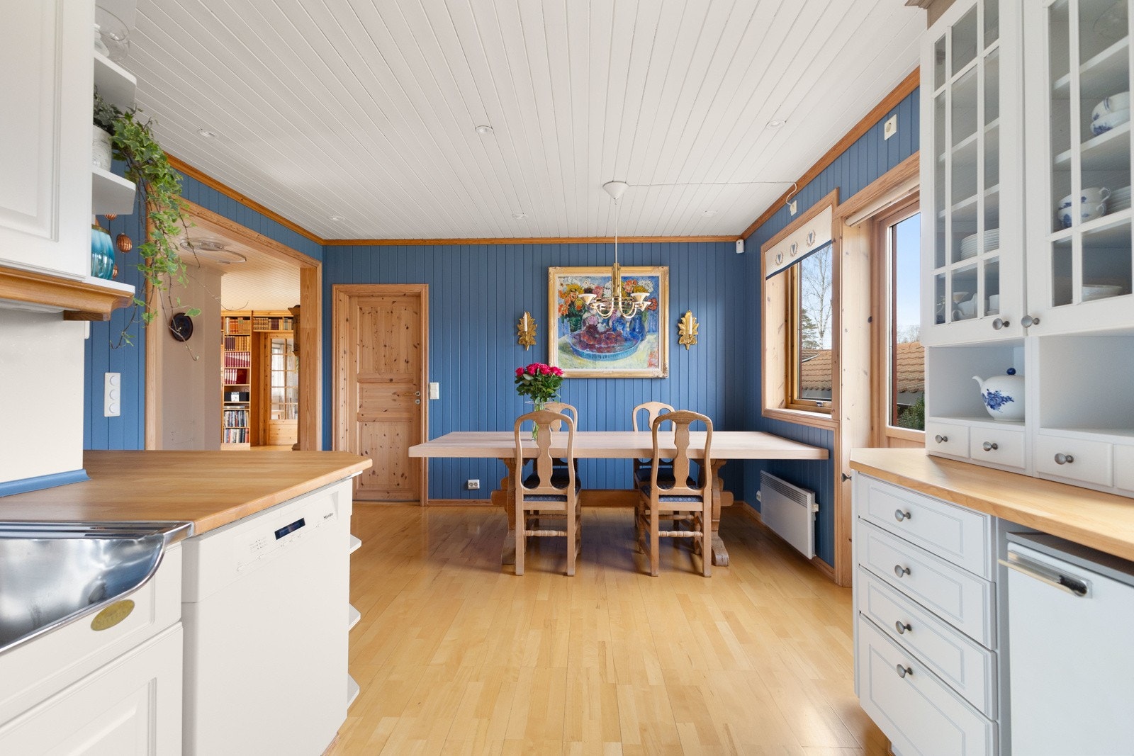 Kjøkkenventilator med avtrekk ut. Galleribilde