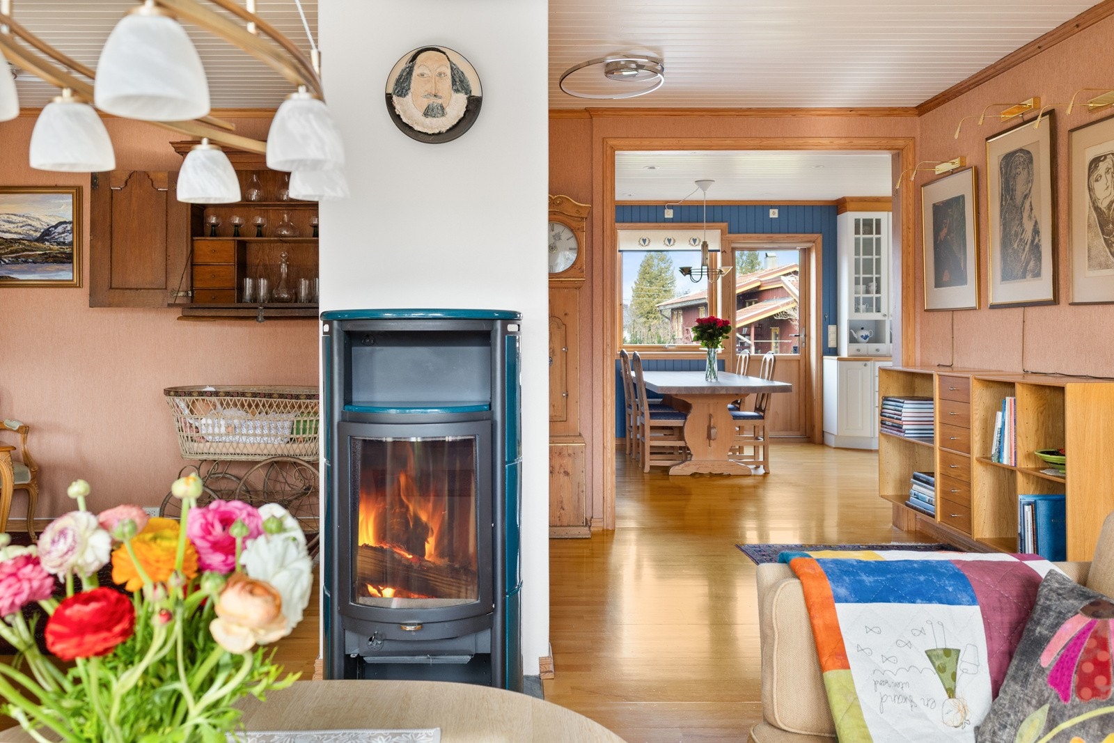 Huset kan også varmes opp med peisovn på kalde vinterdager. Galleribilde