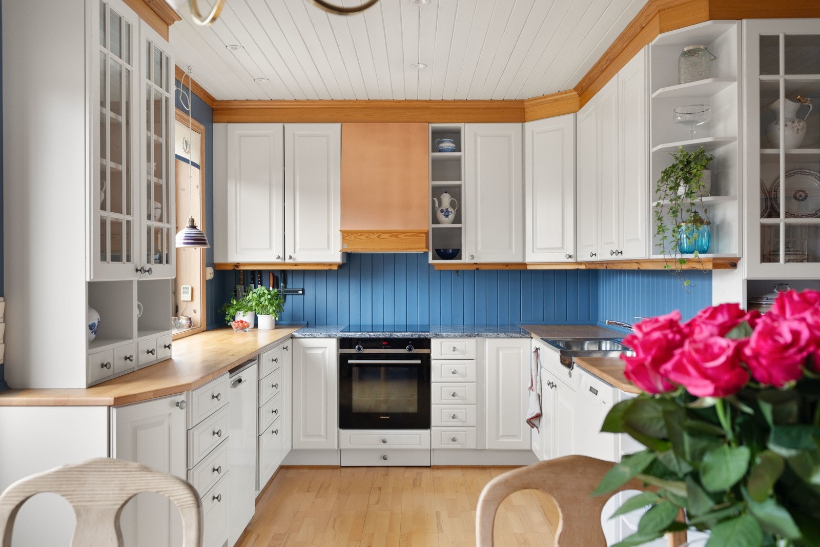 Sivesind kjøkken med hvite profilerte fronter. Galleribilde