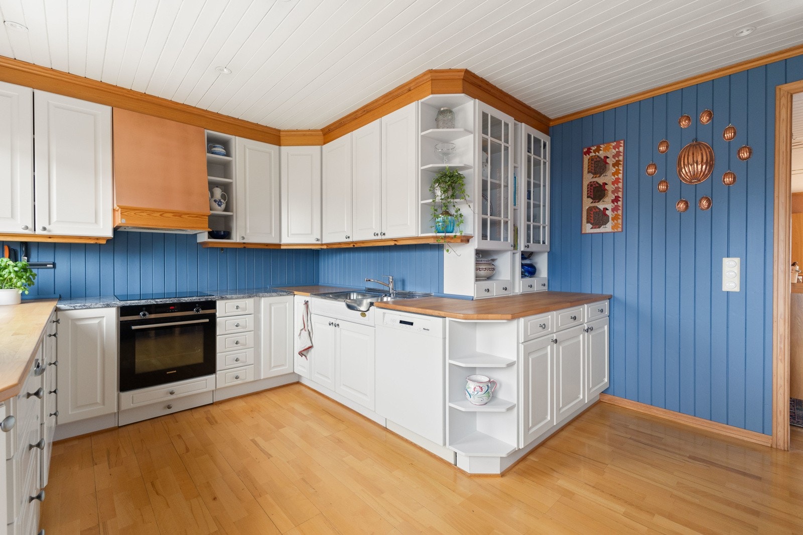 Heltre benkeplater med granittplate ved platetoppen. Dobbel stål vaskekum. Galleribilde