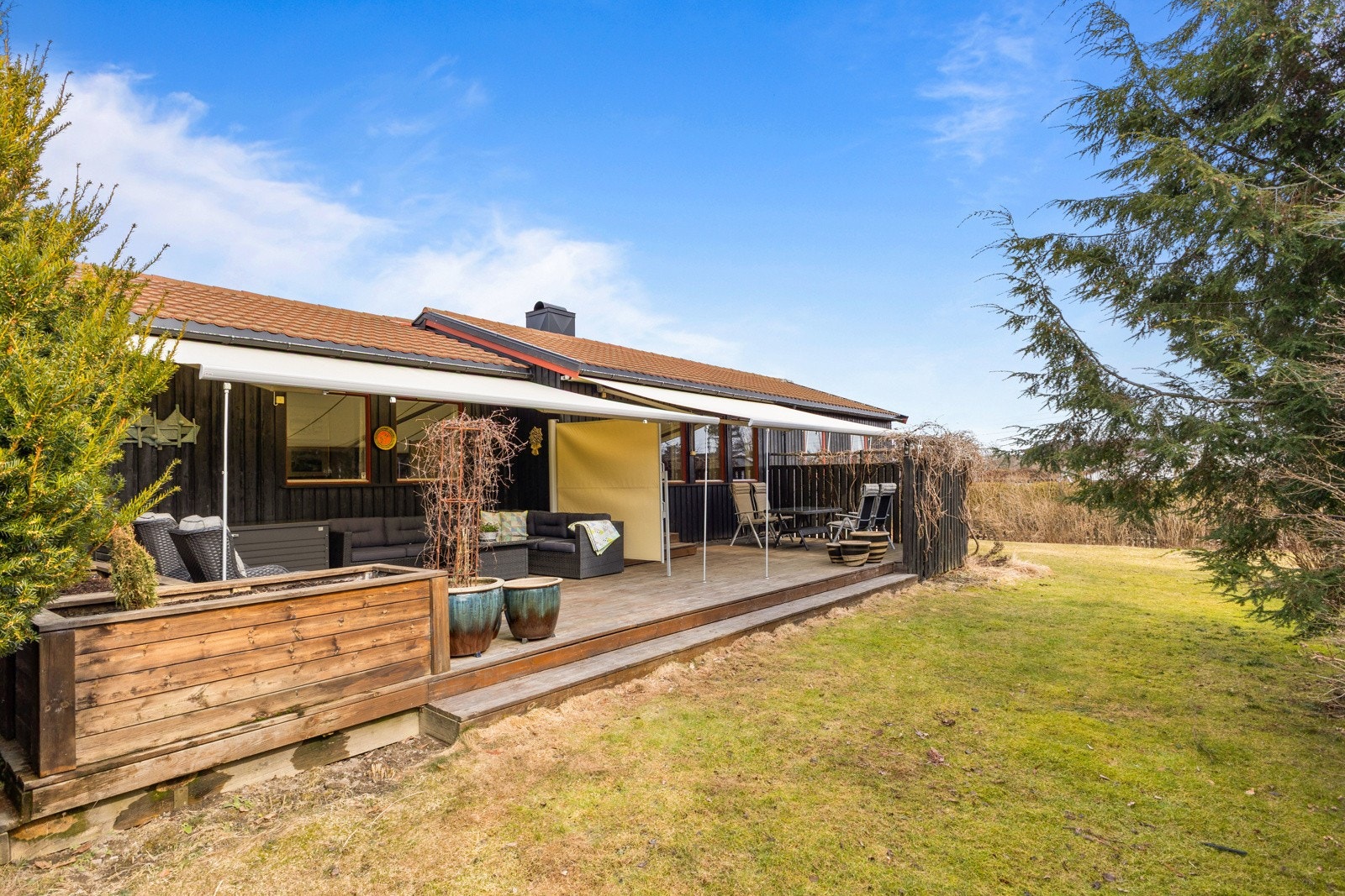 Nyt gode solforhold med en hage på 1220 m2. Galleribilde